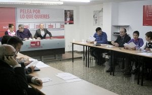 Componentes de la Comisión Ejecutiva Provincial del PSOE, en la reunión de ayer en su sede. ::
V. HERRERO/