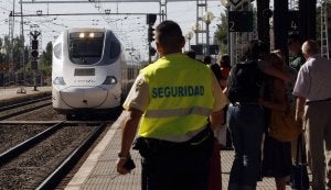Un vigilante de seguridad, en la estación de Palencia, durante la llegada de un Alvia. ::
MERCHE DE LA FUENTE/