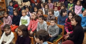 Los niños asistentes al cuentacuentos desarrollado ayer atienden a uno de los relatos. ::
ANTONIO DE TORRE/