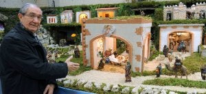 El autor del belén desde hace más de treinta años, Mariano Báñez, muestra parte del montaje elaborado en la parroquia de San Isidro. ::
RICARDO OTAZO/