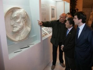 El alcalde de Salamanca, Alfonso Fernández Mañueco (derecha), junto con el nieto de Miguel de Unamuno, Pablo Unamuno (c), y el escultor del medallón de la Plaza Mayor en honor al escritor bilbaíno, Óscar Alvariño, inauguraron ayer la exposición dedicada a Unamuno. ::
FOTOGRAFÍAS MANUEL BARROSO/