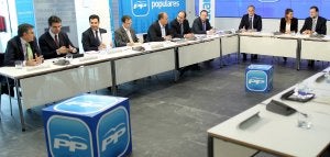 Mariano Rajoy, junto a María Dolores de Cospedal y Esteban González Pons, durante la reunión que mantuvo el 1 de diciembre con sus barones autonómicos. ::
DIEGO CRESPO/