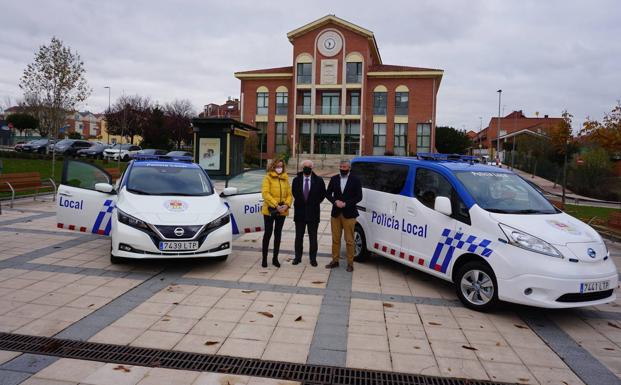 Los dos nuevos vehículos de la Policía Local en el acto de entrega. 