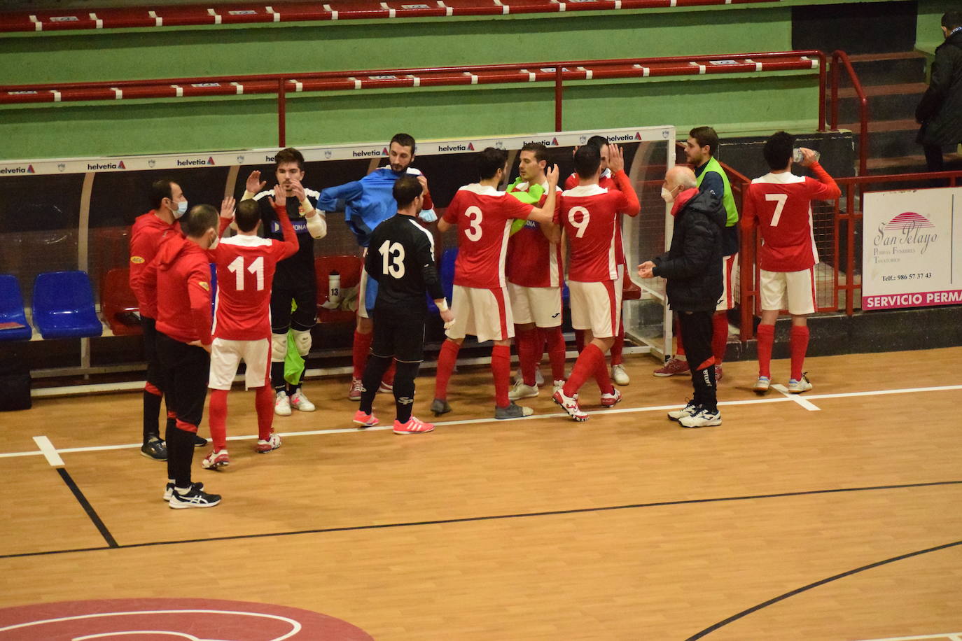 Saludo inicial de los jugadores del Unión Arroyo antes de comenzar el partido en Pontevedra. /Jota de la Fuente