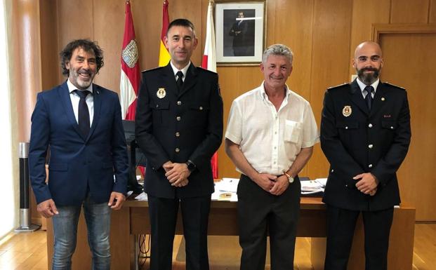 El alcalde, Sarbelio Fernández y el concejal de Seguridad Ciudadana Juan Manuel Sánchez, junto a los dos oficiales que han promocionado.