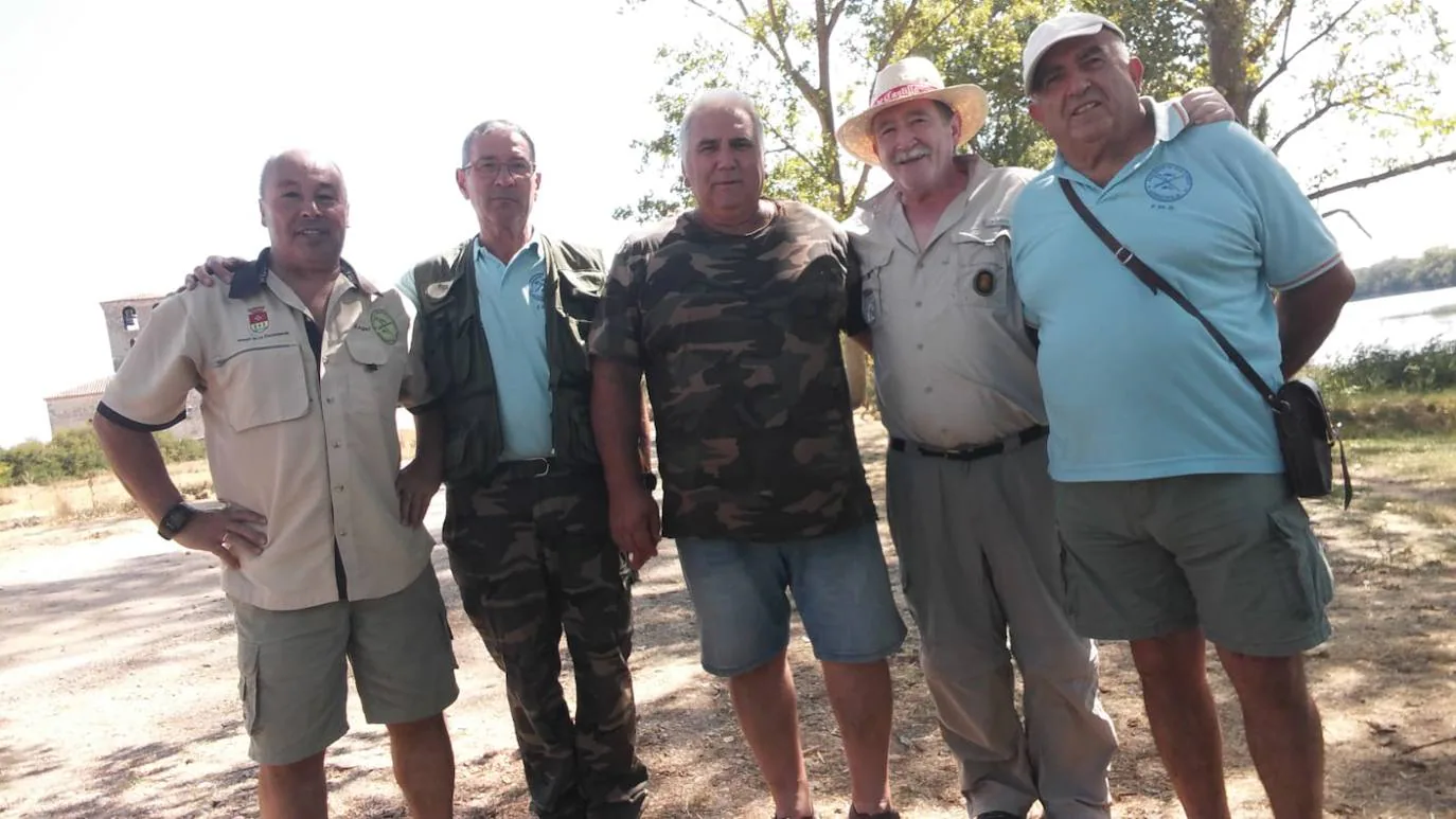 Los cinco pescadores locales que participaron en la jornada celebrada en San Miguel del Pino 