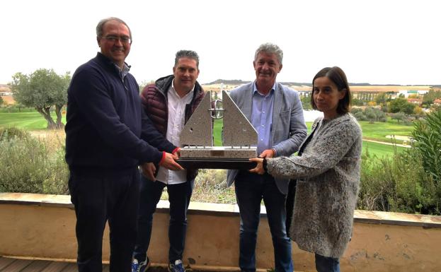 José María Alvarez, Alberto Redondo, Sarbelio Fernández y Ana Jiménez con el trofeo del Torneo /L. NEGRO
