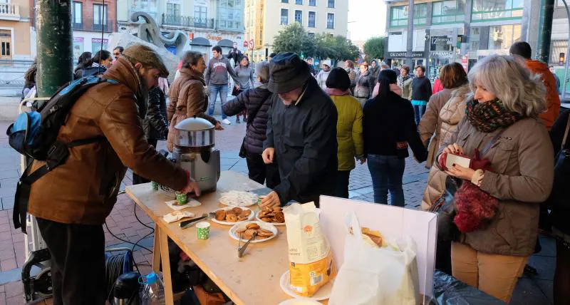 Un momento de la chocolatada organizada este domingo en la Plaza de España. /G. VILLAMIL