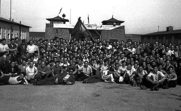 Fotografía de Francesc Boix de los presos españoles tras la liberación de Mauthausen. /EL NORTE