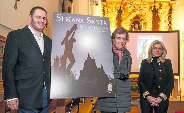 Víctor García Rubio, Mario Antón Lobo y Mercedes Sanz de Andrés, con el cartel. /Óscar Costa