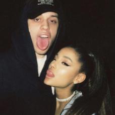 Ariana Grande con Pete Davidson./Instagram