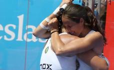 Lucía Sainz y Gemma Triay se abrazan al ganar la final./Henar Sastre