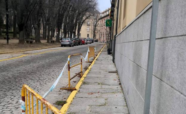 Valla en la fachada del cuartel de La Granja de San Ildefonso en previsión de desprendimientos./E. N.