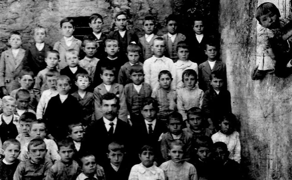 Francisco Portales, con sus alumnos de la escuela de Zahínos en 1915. /El Norte