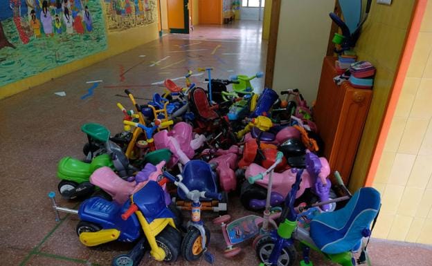 Triciclos que sustituyen a las sillas de ruedas de niños, en el García Quintana de Valladolid. /Gabriel Villamil
