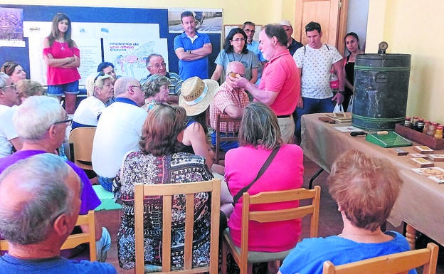 Participantes en una de las activides del mercado en una edición pasada. /El Norte