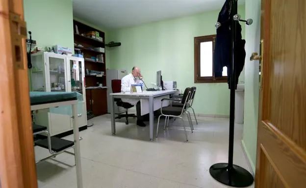 El médico de Familia Miguel Ángel Castilla en el consultorio local de Viloria del Henar (Valladolid), donde atiende a sus pacientes. /Ical