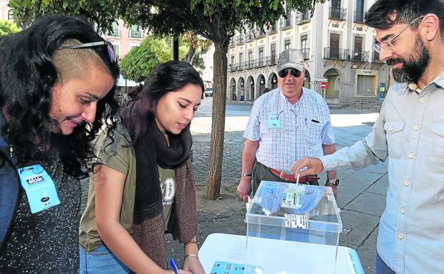 Mesa de votación de la consulta instalada en la Plaza Mayor. /A. de Torre