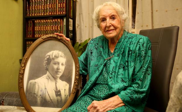 Rosario López, vallisoletana de 106 años, con una foto de su juventud. /RAMÓN GÓMEZ
