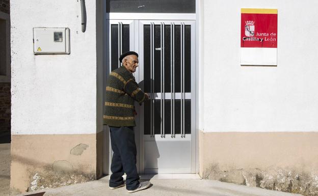 Pedro Gago cierra el consultorio de Grisuela, que abre un par de horas todos los miércoles. 