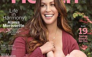 Alanis Morissette posa amamantando a su hijo