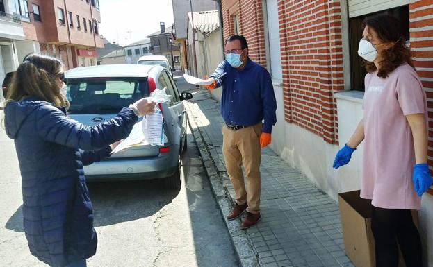 Reparto del kit (mascarilla y gel desinfectante) para los menores de 14 años en Pedrajas de San Esteban. /Cruz Catalina