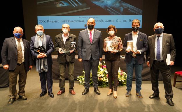 Los premiados, con el presidente de la Diputación, el diputado de Cultura y representantes del jurado. 