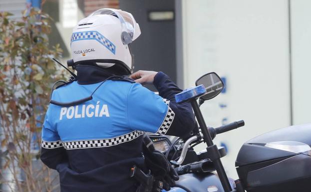 Un policía local de Palencia, en una foto de archivo. /MARTA MORAS