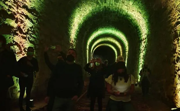 Participantes en la visita inaugural, en el interior de uno de los túneles /M. J. GUTIÉRREZ
