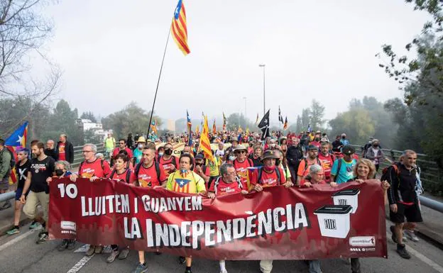 Centenares de manifestantes participan en una marcha independentista en Girona convocada por la ANC en la que estuvo el expresident de Cataluña Quim Torra./EFE