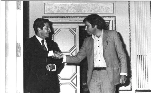 Adolfo Suárez y Felipe González se saludan en La Moncloa en 1977.