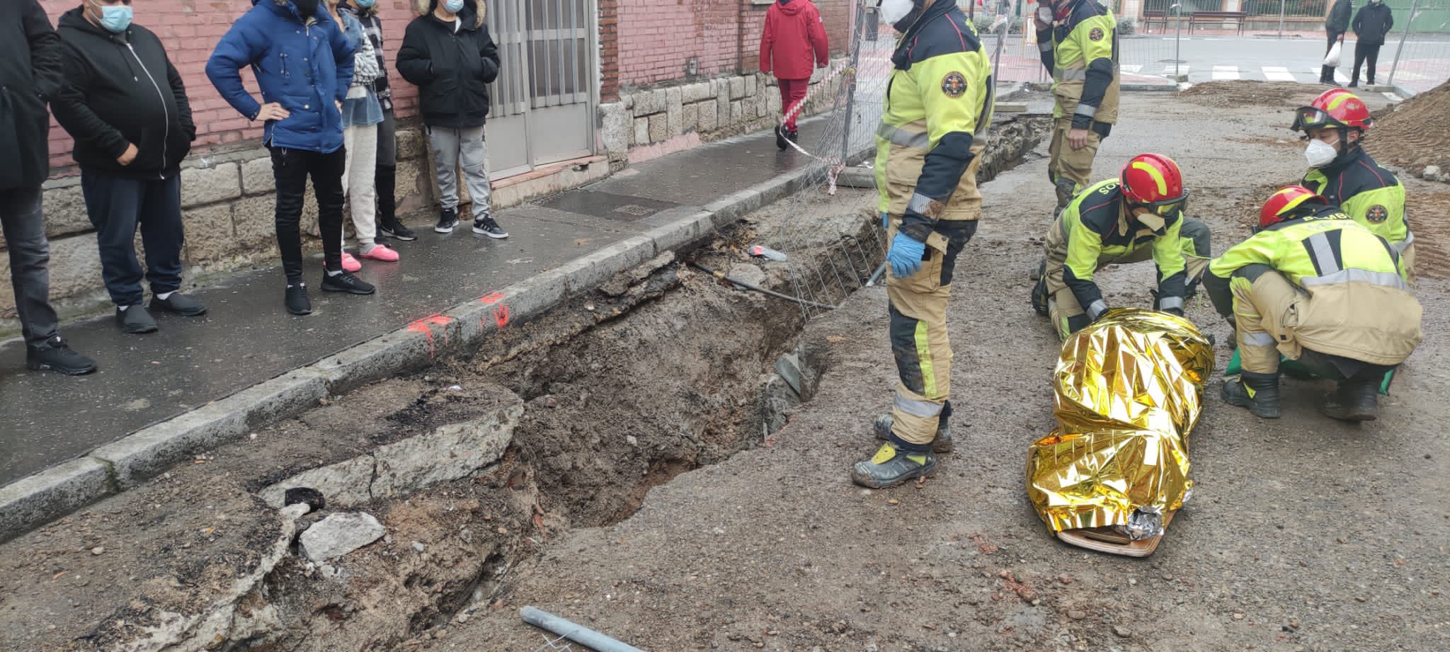 Los Bomberos Rescatan A Un Hombre Que Había Caído En Una Zanja En ...