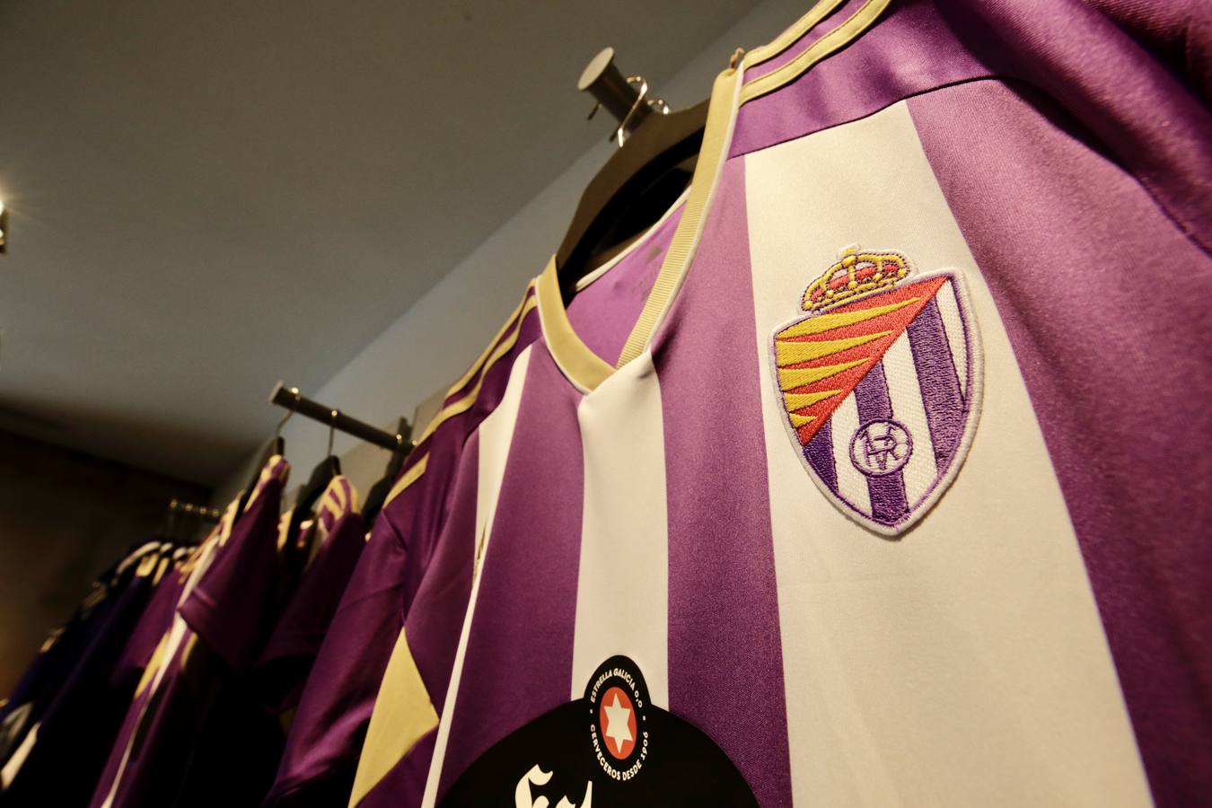 golpear orquesta Brillante Fotos: El Real Valladolid pone a la venta las camisetas con el nuevo escudo  | El Norte de Castilla