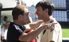 Pacheta dialoga con Jagoba Arrasate antes del encuentro./Ricardo Ordóñez