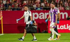 Luis Pérez se retira lesionado del terreno de juego./R. V.