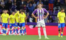 Fresneda, con la mirada perdida tras el gol encajado ante el Cádiz./José C. Castillo