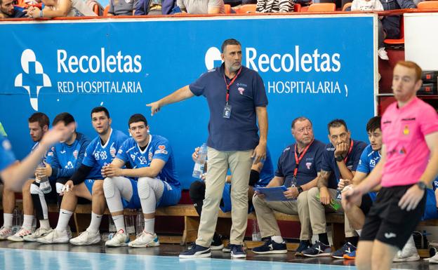 Pisonero gives instructions in the last game against Cangas. 