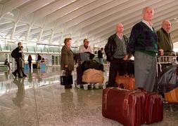 Iberia comienza hoy a cobrar por la segunda maleta en clase turista en  corto y medio radio | El Norte de Castilla