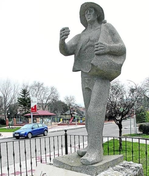Escultura homenaje al ‘Sembrador’ (1975), obra de Agustín Casillas que se encuentra ubicada en la entrada de Baltanás (Palencia). /