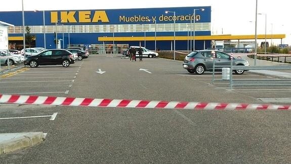 Dependencia grandioso Médula Una maleta olvidada obliga a intervenir la Guardia Civil en el aparcamiento  de Ikea | El Norte de Castilla